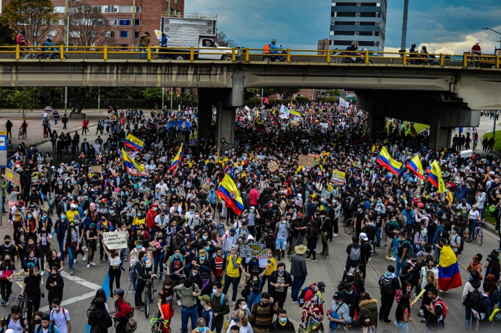 Multitudinaria marcha hacia el norte de Bogot&aacute;