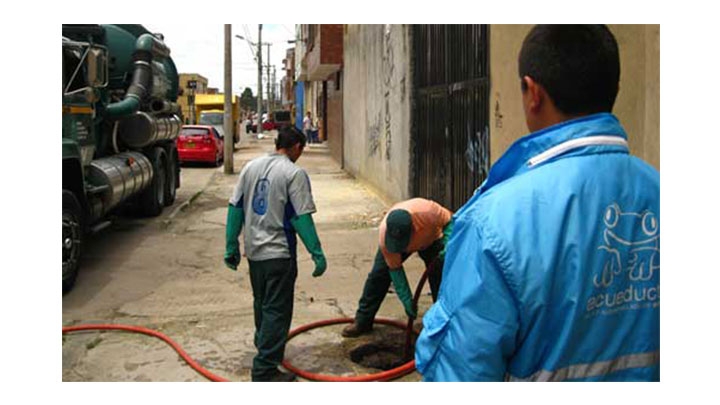 Rogelio Bautista, empleado del Acueducto, acompa&ntilde;a a un escuadr&oacute;n a realizar un sondeo en la calle 22 sur con carrera 60.