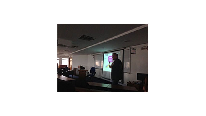 El profesor Carlos Scolari, durante su intervenci&oacute;n.