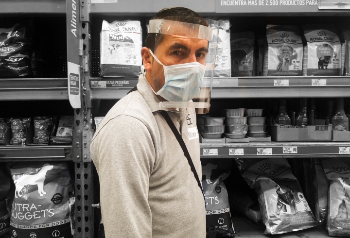 Ronald, un empleado de Homcenter usando careta y tapabocas para evitar la propagaci&oacute;n del virus