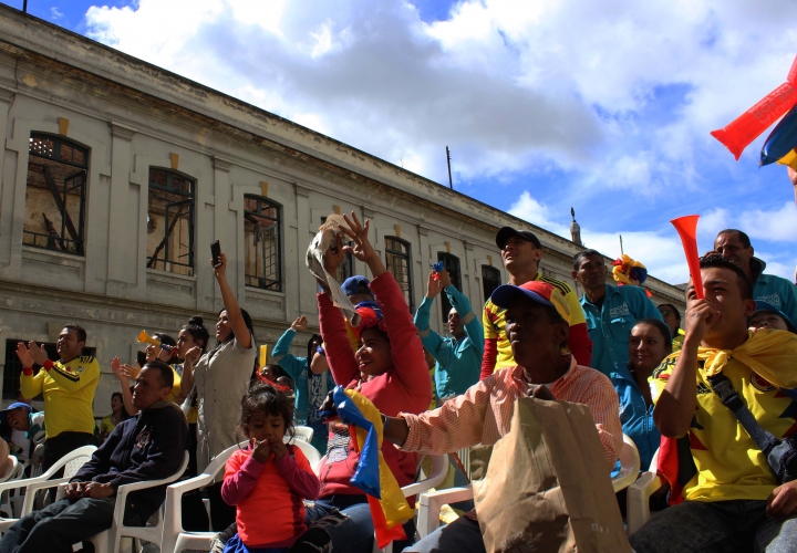 Los colombianos celebran el segundo gol de Colombia. De fondo la parte trasera de una de las casas del antiguo Bronx. Fotos: Santiago Luque P&eacute;rez