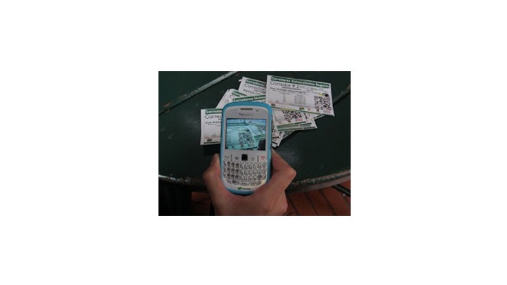 Celular escaneando el c&oacute;digo QR