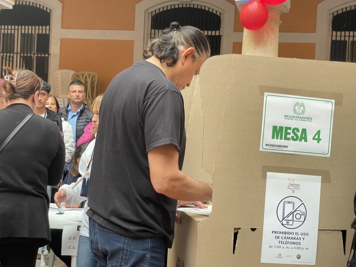 Gustavo Bol&iacute;var vot&oacute; en el Colegio Mayor San Bartolom&eacute; al suroriente de la Plaza de Bol&iacute;var