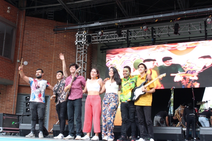 Tras finalizar el show, Tropic&aacute;cidos recibi&oacute; el reconocimiento que el programa Crea les ten&iacute;a preparado.