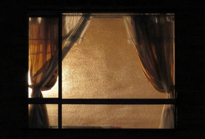 Luz encendida al interior de un apartamento familiar durante la pandemia mundial del a&ntilde;o 2020.