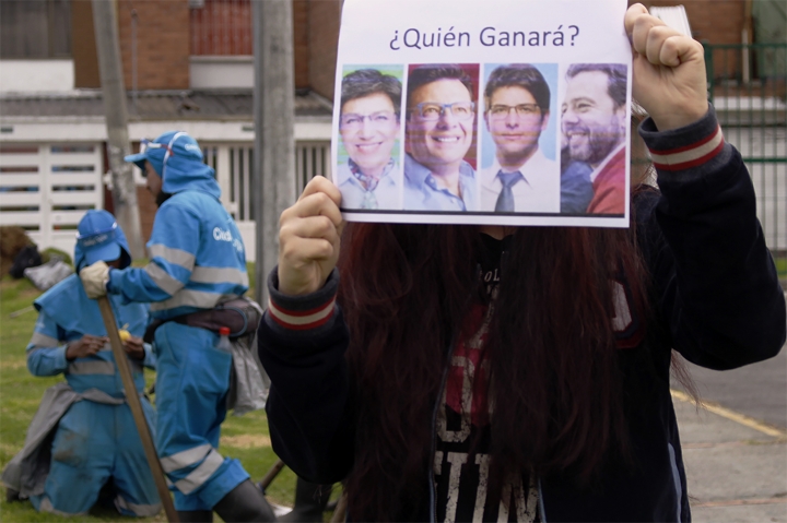 Afiche con la foto de los cuatro candidatos a la Alcald&iacute;a de Bogot&aacute;.