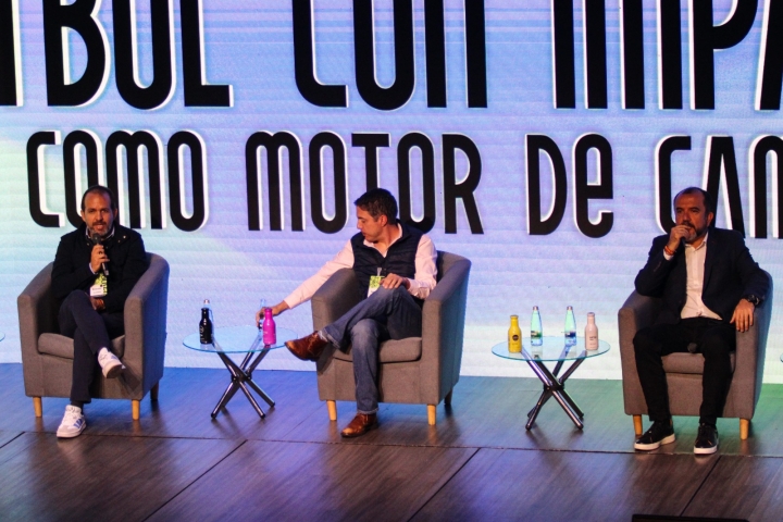 Conferencia: f&uacute;tbol con impacto. Panelistas: Ernesto Lucena, delegado Peace and Sport; Deiver Montes, CEO Avalon Sports; Daniel Garc&iacute;a, director del IDRD.