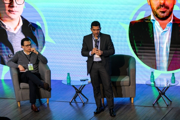 Conferencia: el costo oculto de la piratería. Moderador: JJ Miranda. Panelista: Rodrigo Romero.