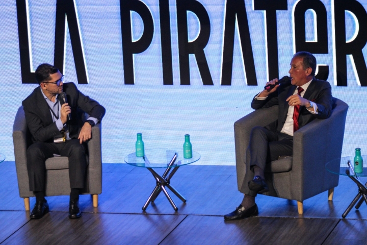 Conferencia: el costo oculto de la piratería. Moderador: JJ Miranda.