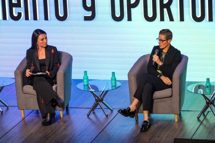 Conferencia: f&uacute;tbol femenino sin fronteras. Panelista: Haley Carter, VP Orlando Pride