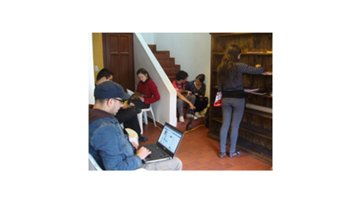 Los participantes en su mayor&iacute;a j&oacute;venes universitarios, intercambian informaci&oacute;n y contenidos con licencias libres.