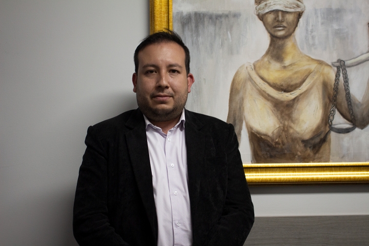 Dr. John Alexander Villamil en su oficina del bufete Mario Iguar&aacute;n abogados asociados.