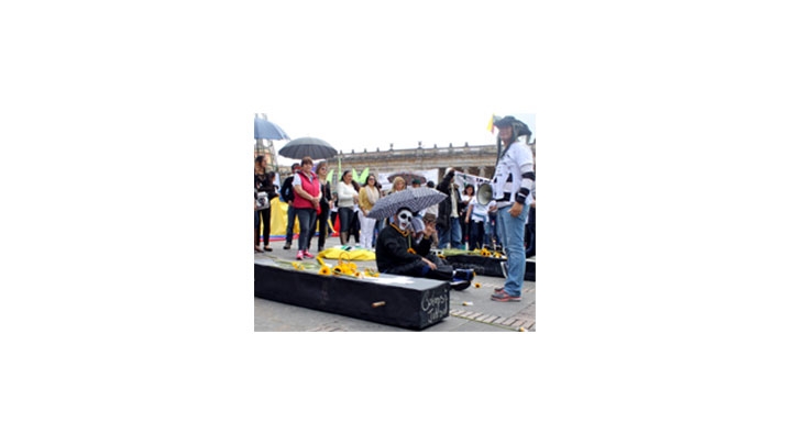 Paro en Plaza de Bol&iacute;var.