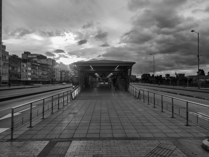 Estaci&oacute;n de Recinto Ferial sobre la calle 26 / 5 pm, 9 de abril