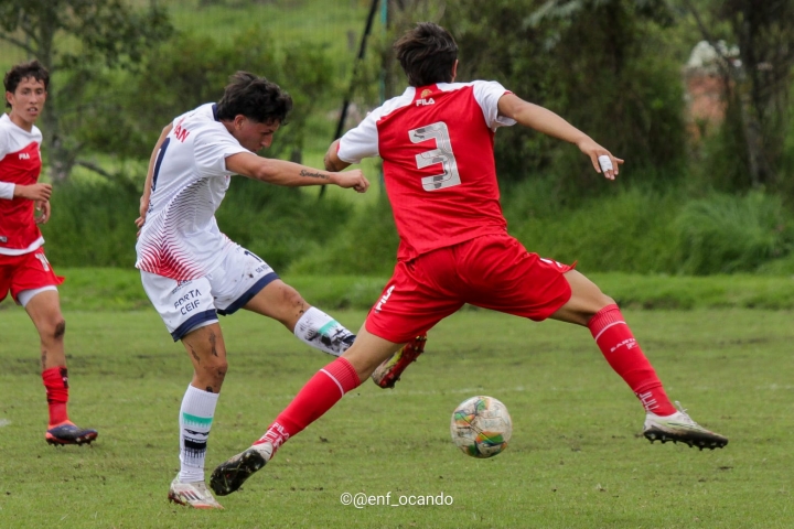 Fortaleza aprovech&oacute; los goles del rival pero no pudo convertir en el primer tiempo