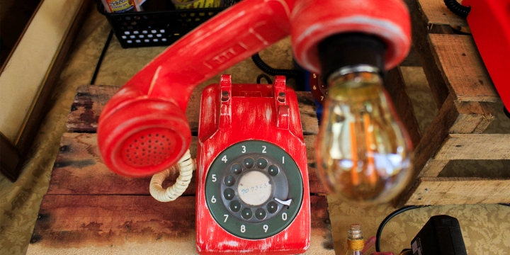 Tel&eacute;fono convertido en lampara.