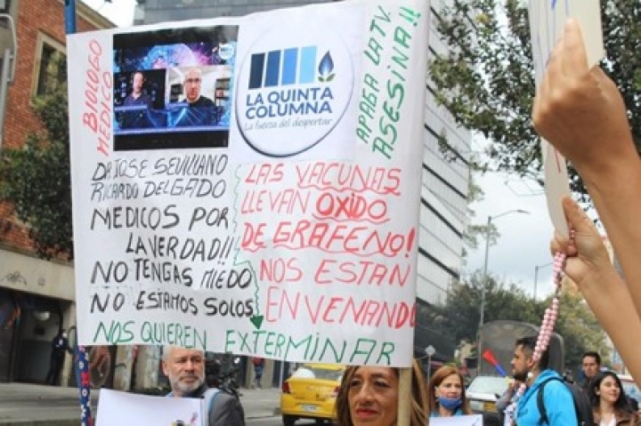 Manifestantes de &lsquo;La quinta columna&rsquo; y su pancarta sobre fuentes y datos que soportar&iacute;an sus ideas.