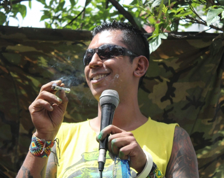 M&aacute;s de 200 bogotanos marcharon por la marihuana