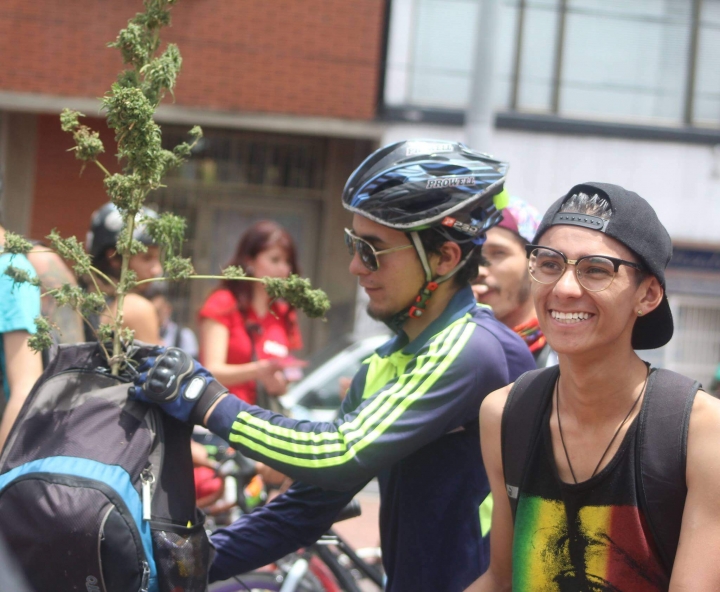 M&aacute;s de 200 bogotanos marcharon por la marihuana