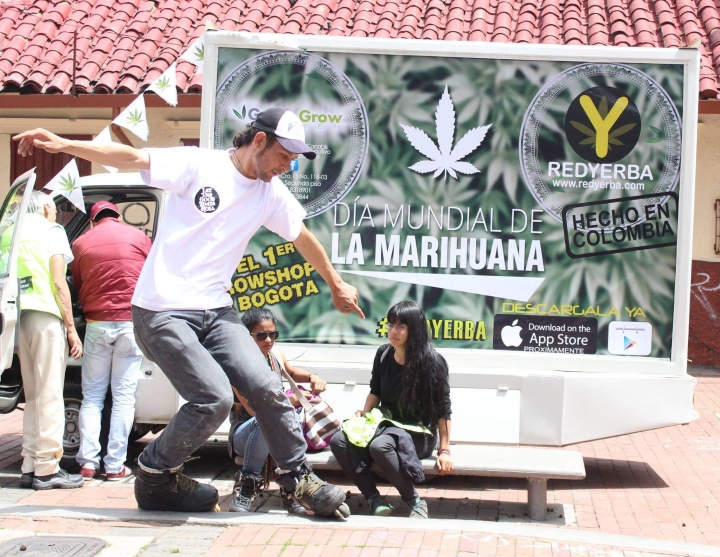 M&aacute;s de 200 bogotanos marcharon por la marihuana