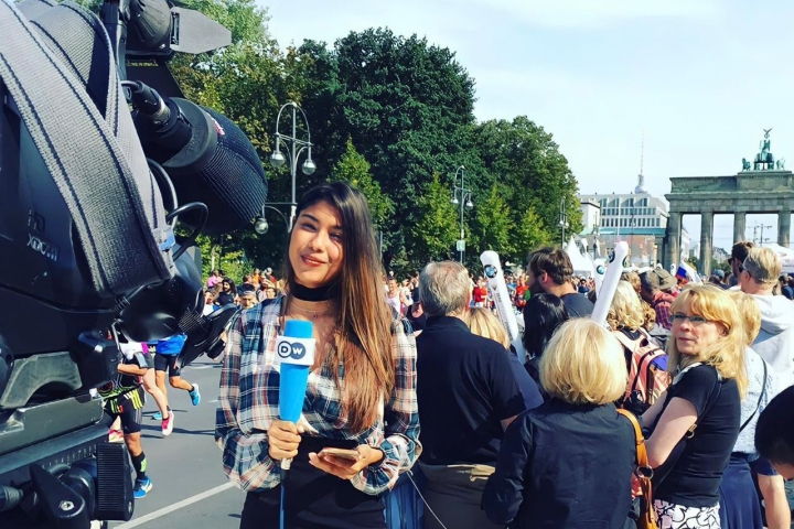 Julieth cubriendo la Marat&oacute;n de Berll&iacute;n en 2016 .