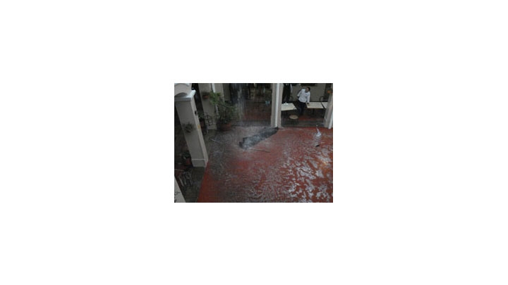 El techo de la cafeter&iacute;a de la Universidad del Rosario no soport&oacute; la cantidad de agua, lo que provoc&oacute; que se rompiera y se hiciera necesaria la evacuaci&oacute;n de ese espacio del claustro.