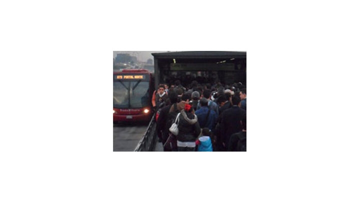 Las filas para comprar los tiquetes generan gran congesti&oacute;n en las estaciones de TransMilenio.