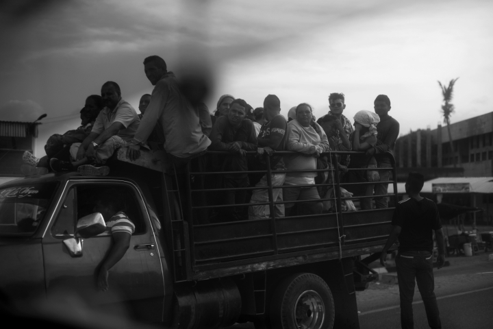 Grupo de venezolanos en la frontera Colombia/Venezuela en Paraguach&oacute;n, La Guajira