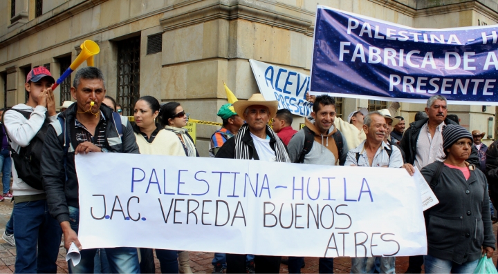 Delegaci&oacute;n del municipio de Palestina (Huila) reclaman por la falta de apoyo. Foto: Laura Luc&iacute;a Gonz&aacute;lez