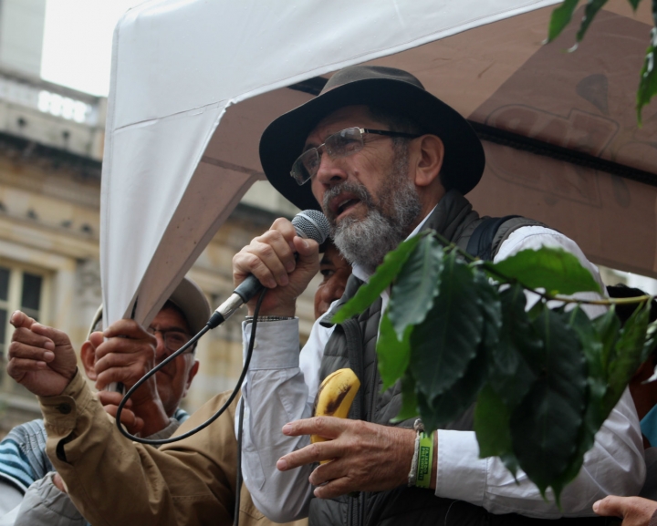 El l&iacute;der campesino &Oacute;scar Guti&eacute;rrez le exige al ministerio de Agricultura que los atienda. Foto: Laura Luc&iacute;a Gonz&aacute;lez