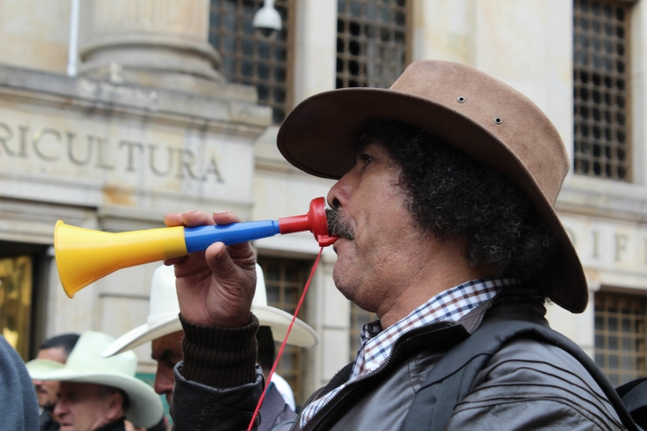 &ldquo;&iexcl;Qu&eacute; viva el campo colombiano!&rdquo; y &ldquo;&iexcl;Qu&eacute; vivan los campesinos de Colombia!&rdquo; fueron las consignas del plant&oacute;n. Foto: Laura Luc&iacute;a Gonz&aacute;lez