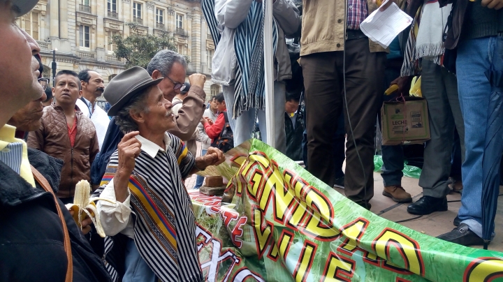 Cafeteros se concentran frente a Ministerio de Agricultura para exigir respeto a sus derechos. Foto: Nicol&aacute;s Morales
