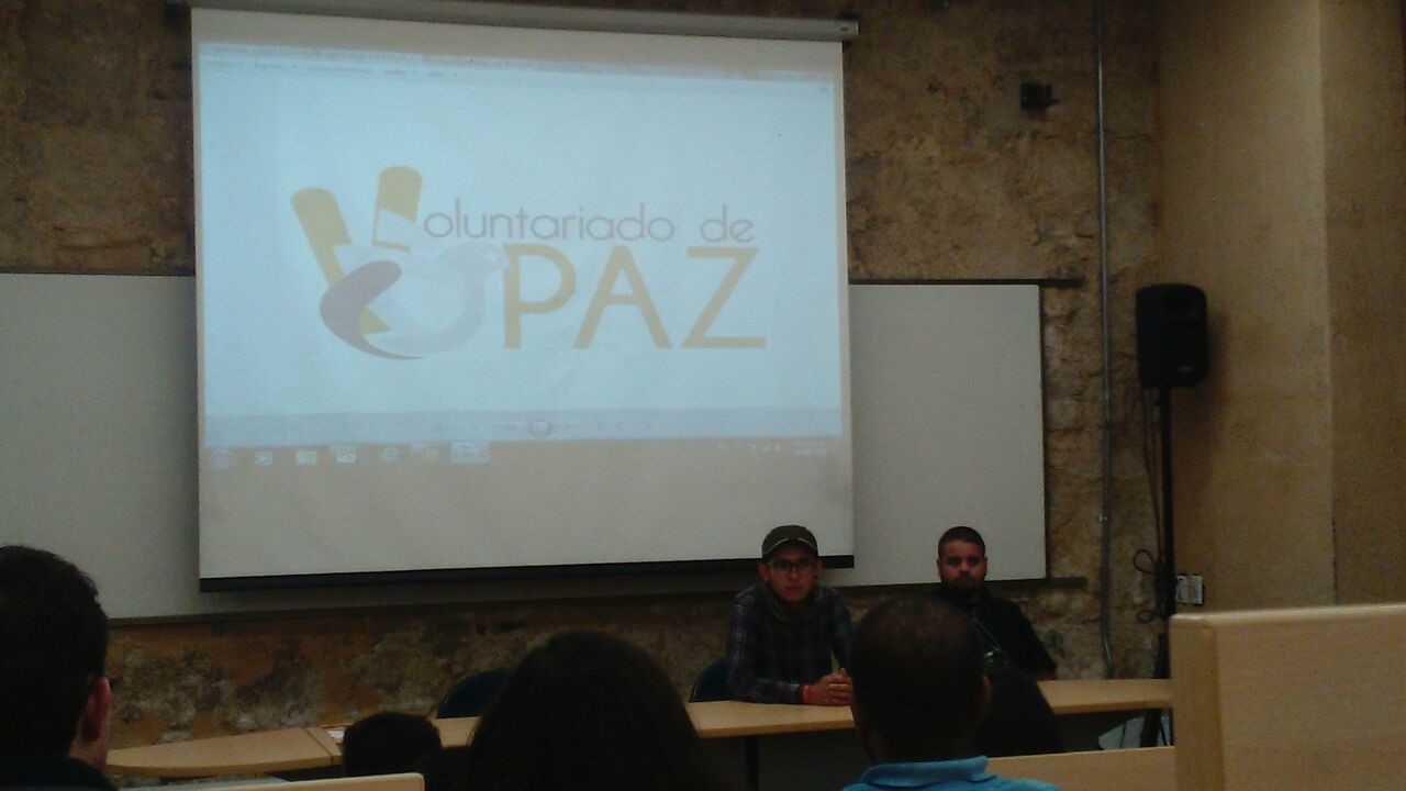 Conversatorio en la Universidad de los Andes. De izquierda a derecha: Ricardo Franco y Alex, exguerrilleros de las FARC que ahora hacen parte del grupo Pedagog&iacute;a de paz