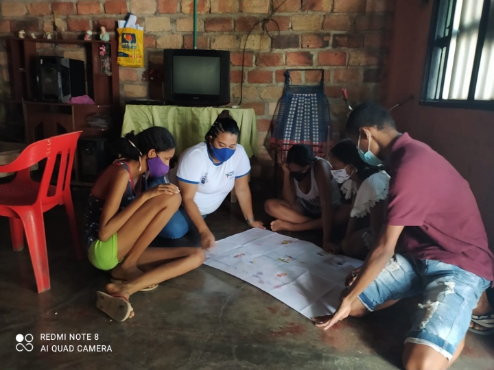 &lsquo;Cristie haciendo una actividad como tallerista en una comunidad&rsquo;