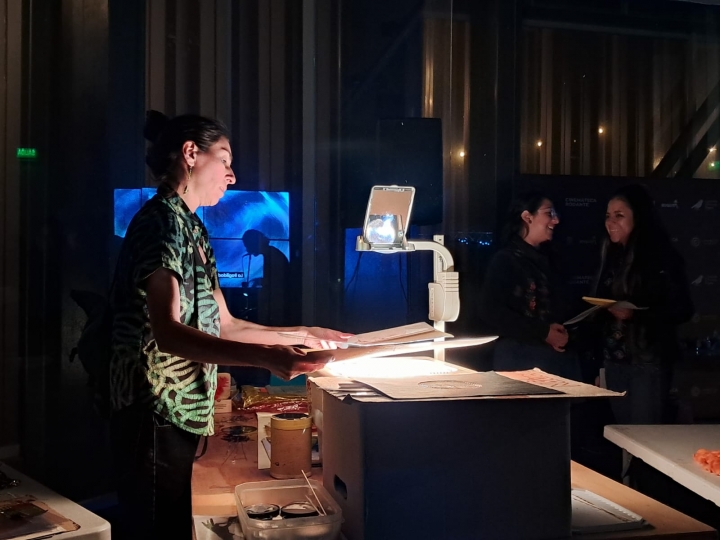 Magdalena Jim&eacute;nez con su retroproyector de acetatos.