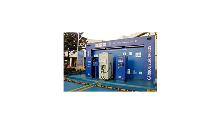 Estaci&oacute;n de carga el&eacute;ctrica del cc Unicentro en Bogot&aacute;.