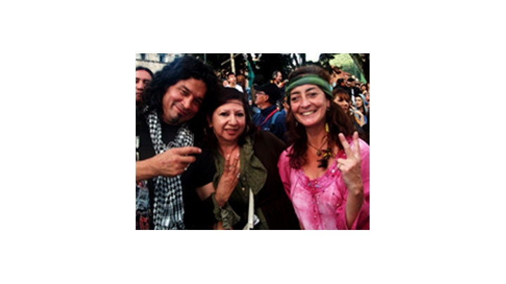 Tres asistetes al evento recordando su a&ntilde;os de juventud.