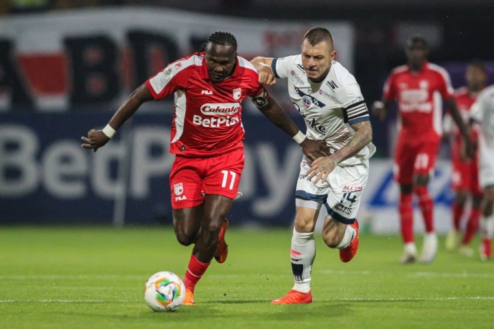 Hugo Rodallega disputando el bal&oacute;n en el partido de Fortaleza contra Santa Fe