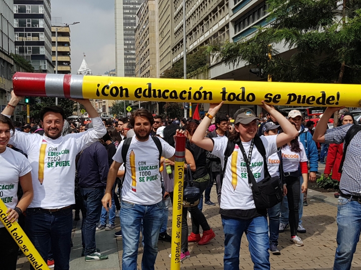 Estudiantes caminaron por la carrera S&eacute;ptima alzando pancartas y avisos exigiendo el mejoramiento de la educaci&oacute;n superior. Foto de: Luis Carlos Mayorga A