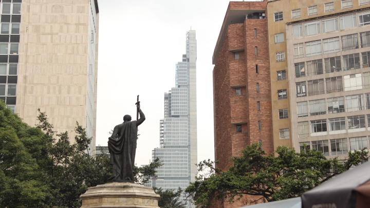 Imagen del edificio Bacat&aacute; visto desde la Plazoleta del Rosario en Bogot&aacute;