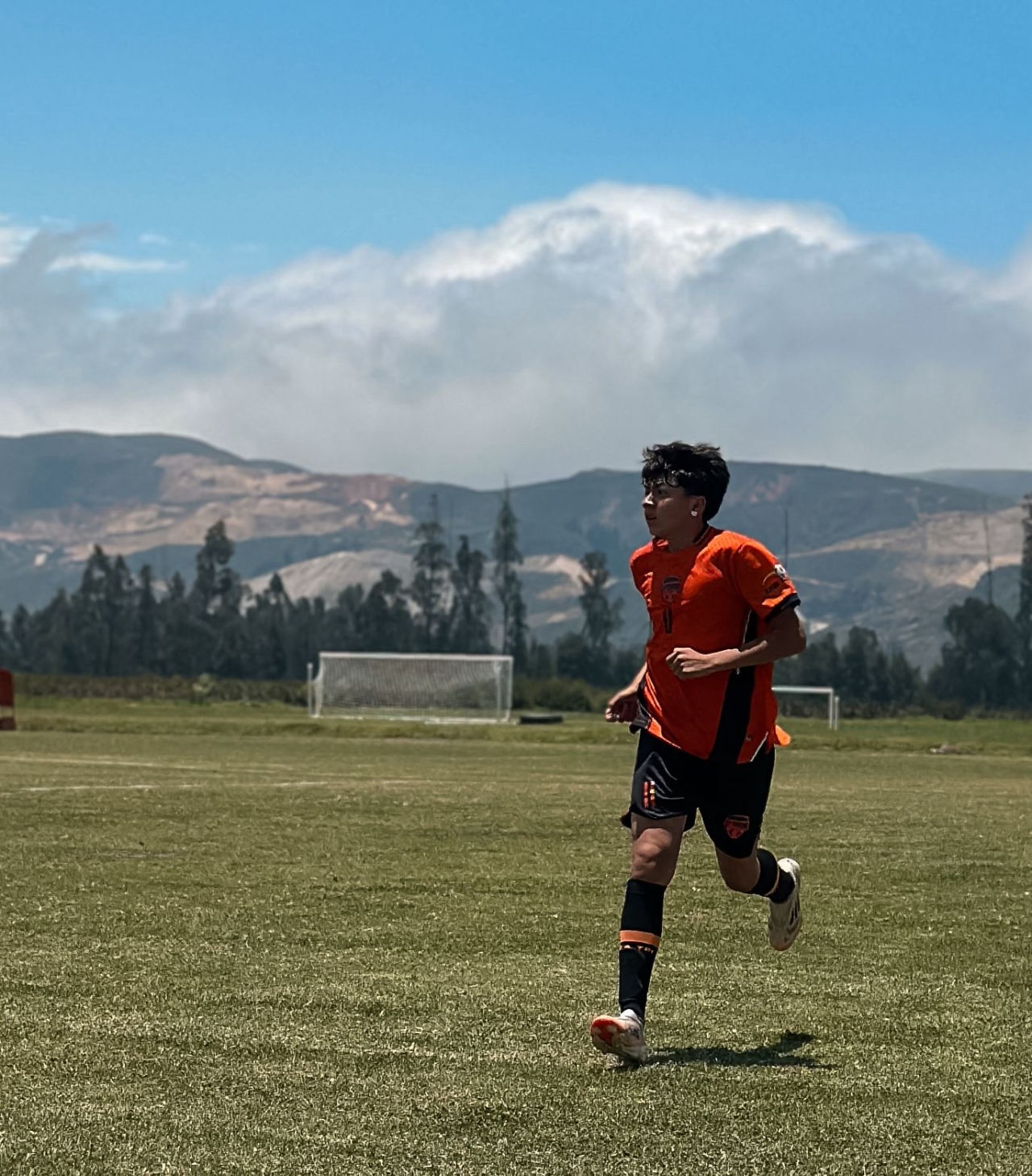 Simone Adri&aacute;n Suarez Hern&aacute;ndez jugando en Colombia para La Tricolor|||