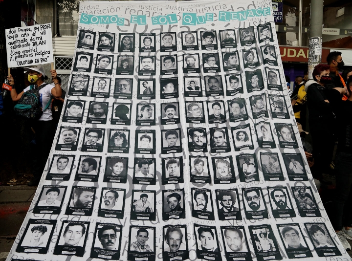 Retratos de personas asesinadas en Colombia, cartel en la calle 19 de Bogot&aacute; al conmemorarse un a&ntilde;o de la muerte de Dilan Cruz, el 23 de noviembre de 2020