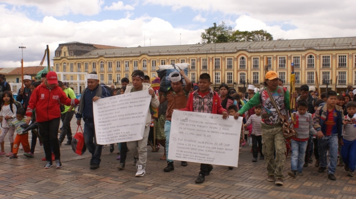 Ind&iacute;genas uitoto protestan en la plaza de Bol&iacute;var de Bogot&aacute;. Cr&eacute;dito de las fotograf&iacute;as: Valentina Molina y Camila Herrera