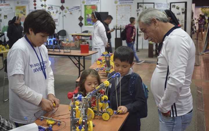 Los ni&ntilde;os m&aacute;s grandes presentaban sus trabajos para que los m&aacute;s peque&ntilde;o tambi&eacute;n se contagien de su amor por la ciencia