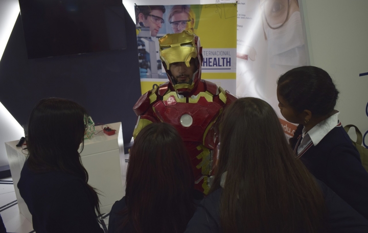 "Iron Man" estuvo en la feria acercando a los j&oacute;venes en la Ciencia