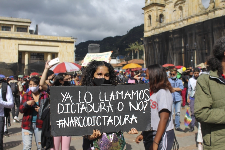 Este 21 de octubre de 2020, diversas personas se manifestaron en la Plaza de Bolívar, en el centro de Bogotá.