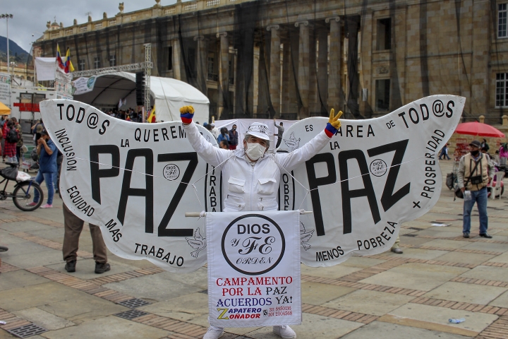 Este 21 de octubre de 2020, diversas personas se manifestaron en la Plaza de Bol&iacute;var, en el centro de Bogot&aacute;.