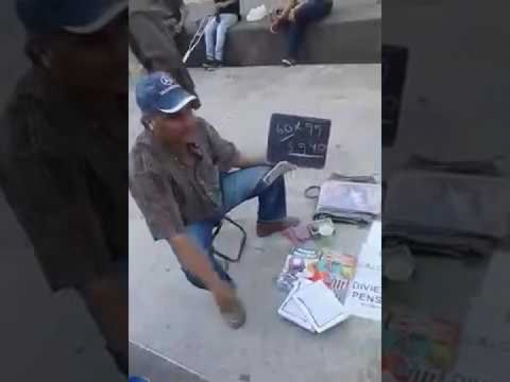 El vendedor callejero que se hace famoso por su curiosa forma de ense&ntilde;ar matem&aacute;ticas