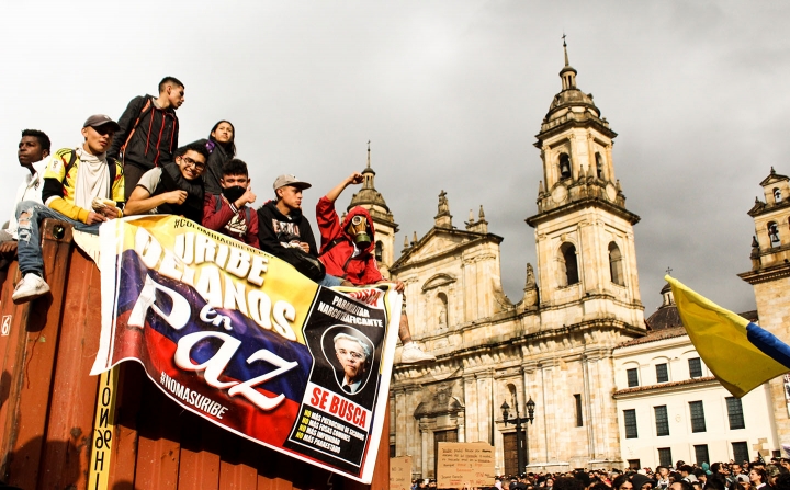 Protestas frente a la Plaza Sim&oacute;n Bol&iacute;var el 22N, horas antes del toque de queda en Bogot&aacute;