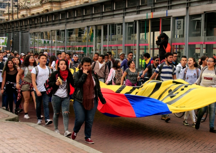 El grupo m&aacute;s grande de estudiantes avanzando por la Av. Jim&eacute;nez hacia el Icetex. Foto: Jessica Zapata